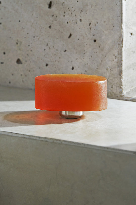 LACHOSE the soap pedestal/der Seifensockel mit oranger Glycerinseife auf Betonablage