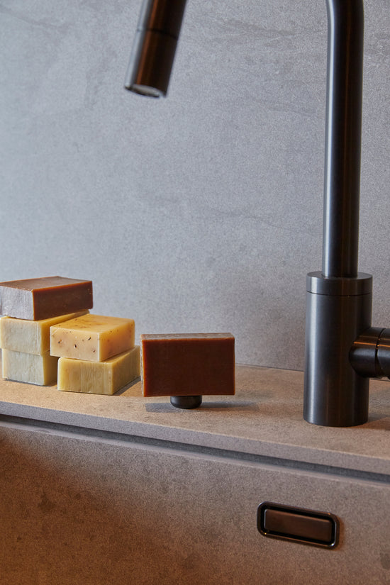 La Chose  the soap pedestal/der Seifensockel mit rechteckiger Seife auf Lavaboablage_Boffi kitchen. LCNO1_Midnight black